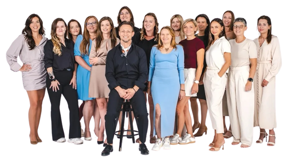 Artur Kauf siedzi pośrodku grupy kursantek pozujących razem na jasnym tle